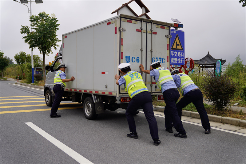 竹溪縣公安局交警大隊(duì)三中隊(duì)幫助廂式貨車(chē)處理故障。